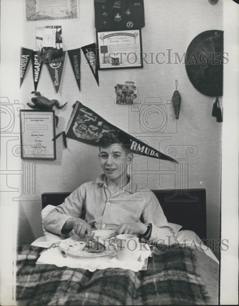 1963 Press Photo Malcolm Foster Paperboy Takes Day Off Customer Stands In - Historic Images