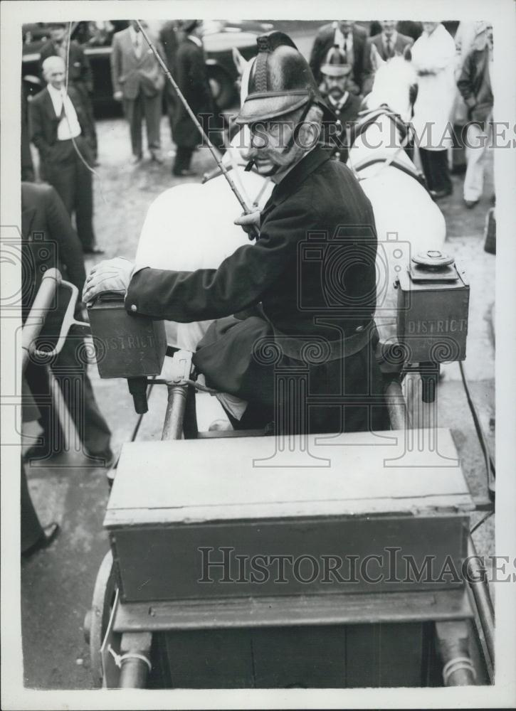1961 Press Photo Dave Jacobs Driver Manual Fire Engine 100 Years Old Tooley St. - Historic Images