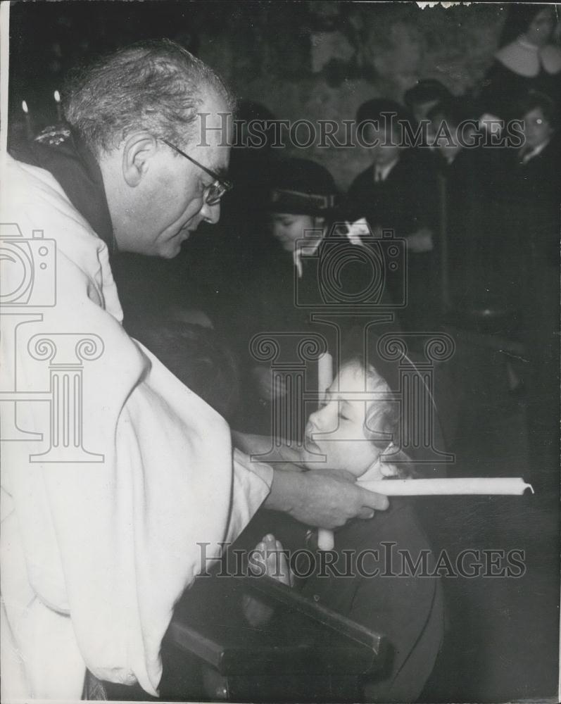 1959 Press Photo Father C.W. Ireton blesses the throats of children - Historic Images