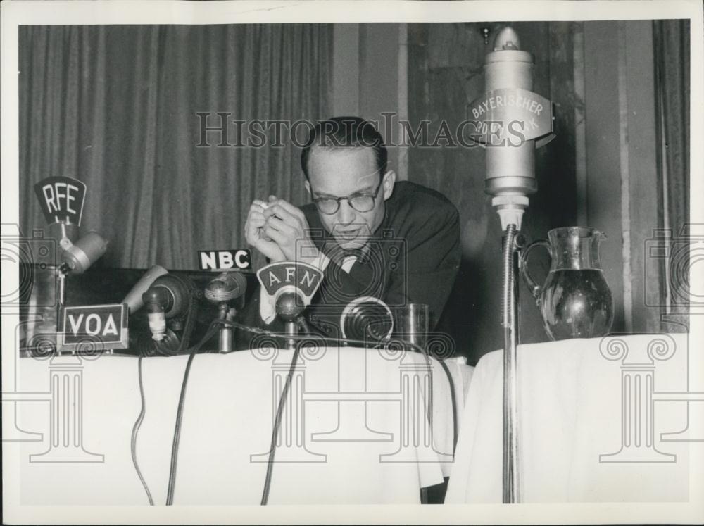 Press Photo Associated Press correspondent William Oatis - Historic Images