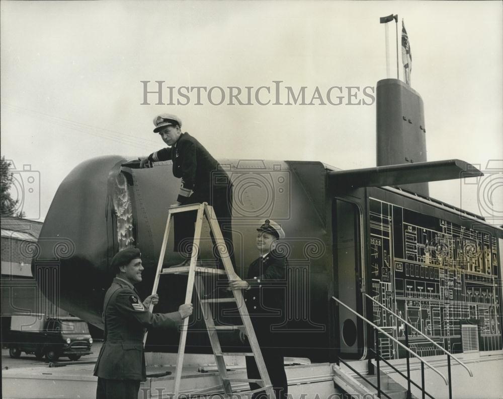 1968 Press Photo Sgt.Dickleft,Frank Wilkinson at Royal Marine Reserve Depot - Historic Images