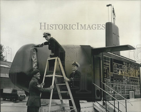 1968 Press Photo Sgt.Dickleft,Frank Wilkinson at Royal Marine Reserve Depot - Historic Images