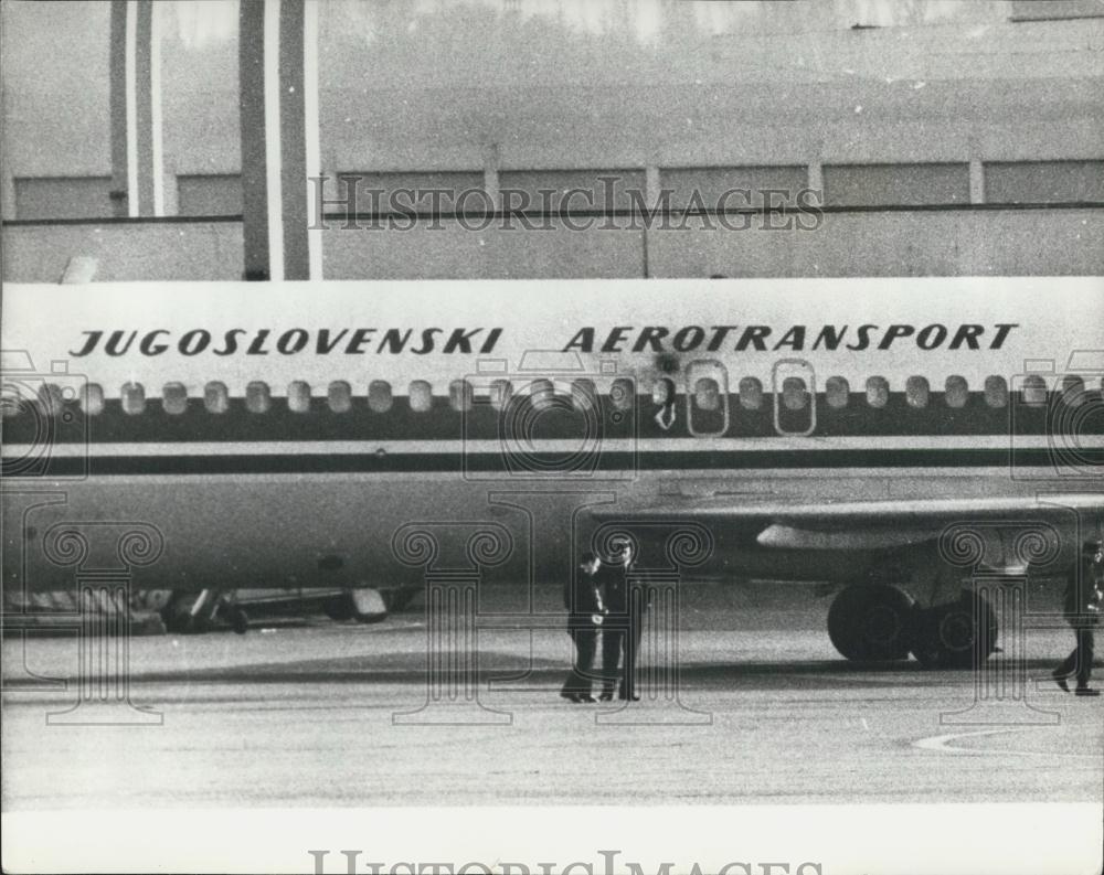 1975 Press Photo Bazooka Attack on Israeli Plane at Orly Airport Paris - Historic Images