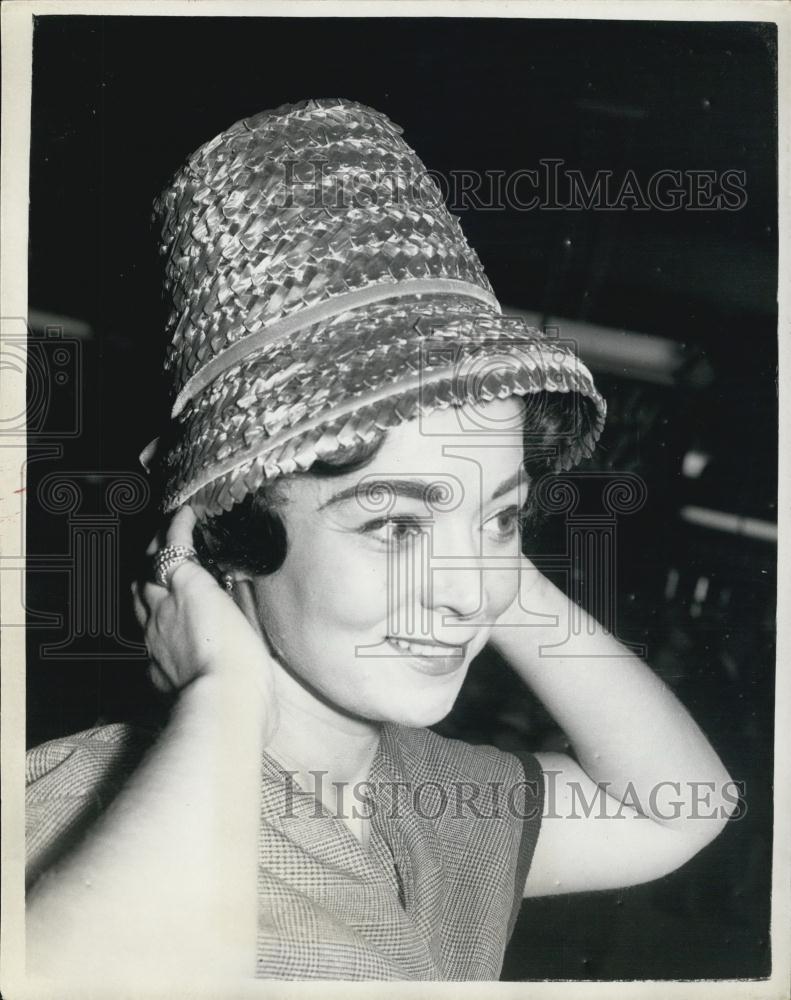 1960 Press Photo Opening of the Summer Sale at Barkers of Kensington. - Historic Images