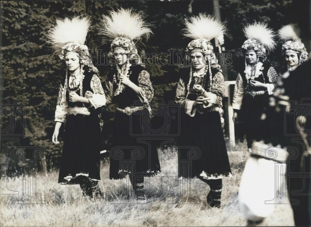 1971 Press Photo Folklore Festival. Photo shows Girls in national costumes. - Historic Images