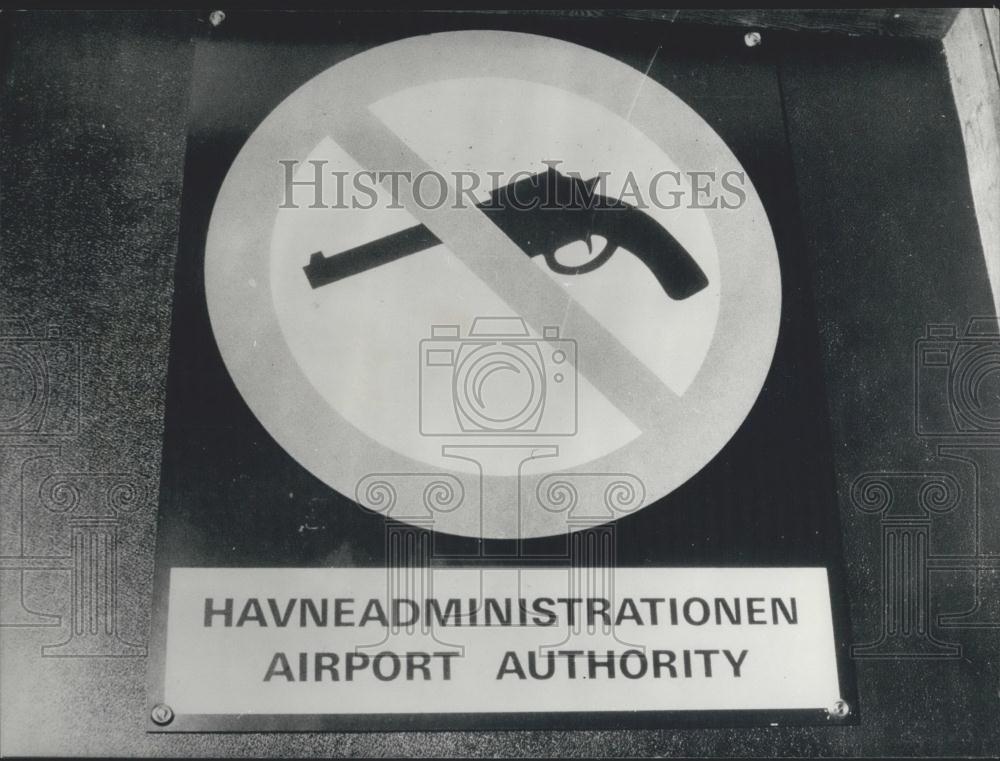 Press Photo Have Gun No Travel Sign At Copenhagen Airport - Historic Images