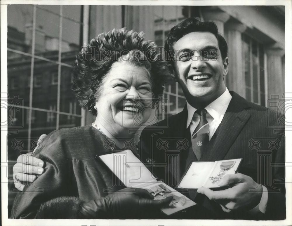 1965 Press Photo Singer Frankie Vaughan Cuddles Actress Violet Carson - Historic Images