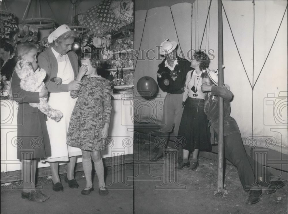 1953 Press Photo Red Cross Comfort Children List At Munich Octoberfest - Historic Images