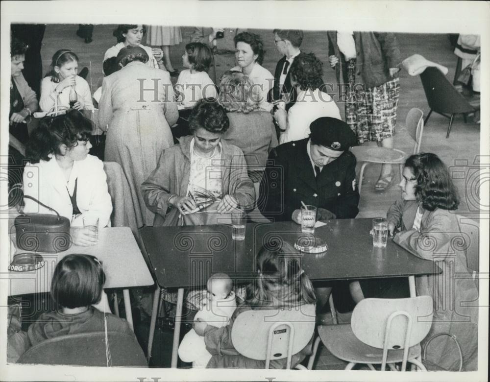 1960 Press Photo Refugees arrive in Brussels from the Belgian Congo - Historic Images