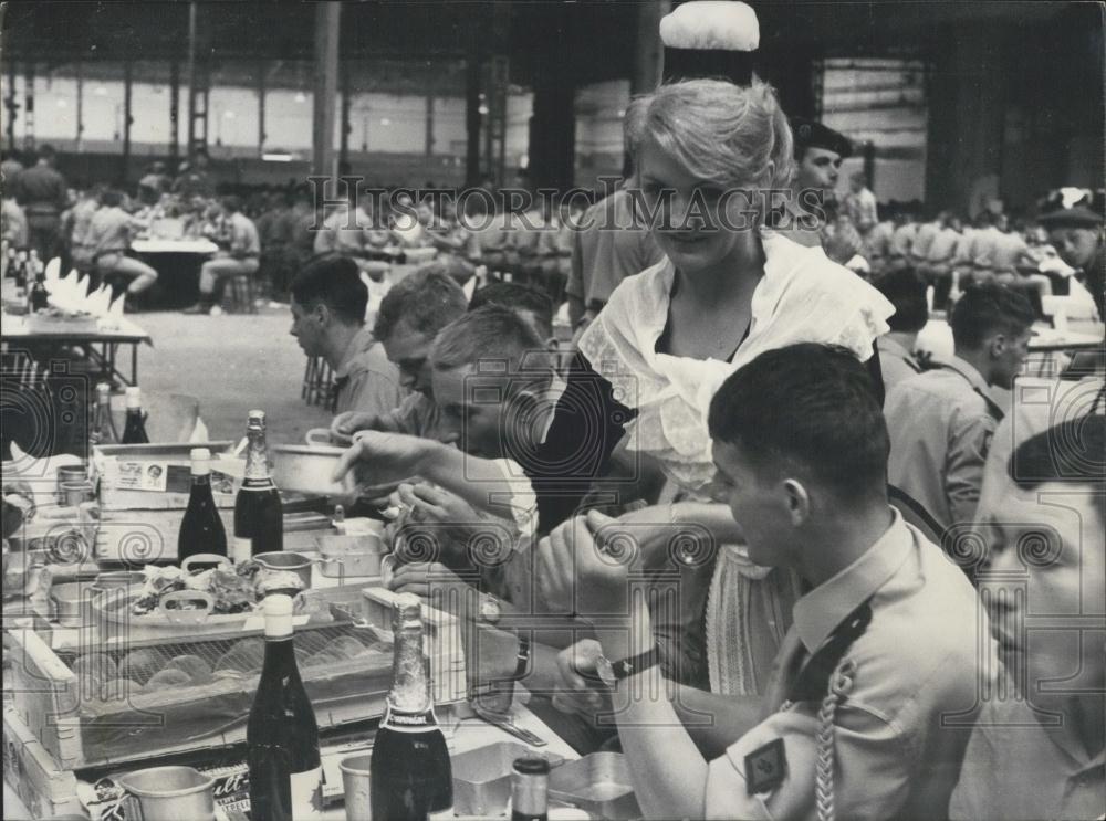 1968 Press Photo Soldiers Enjoying a Meal, Free Peaches - Historic Images