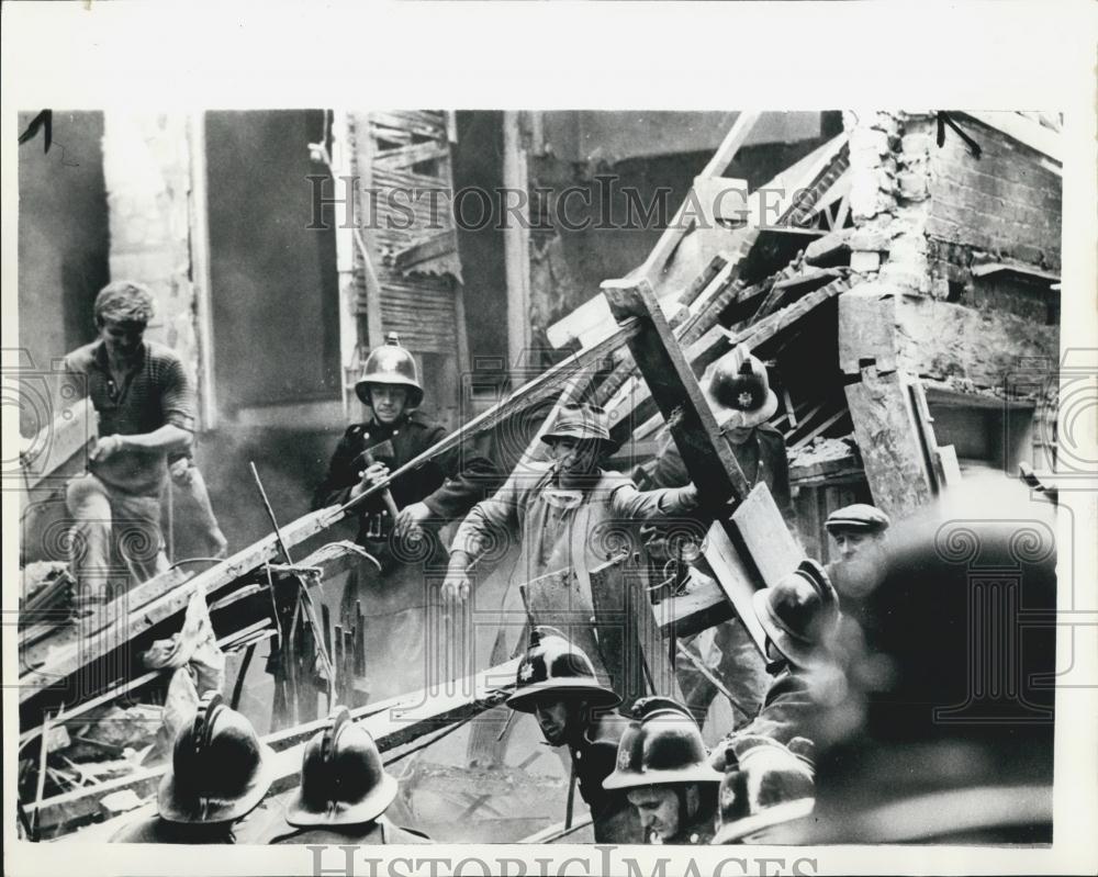 1963 Press Photo Building Being Demolished at Exeter Street Collapses - Historic Images