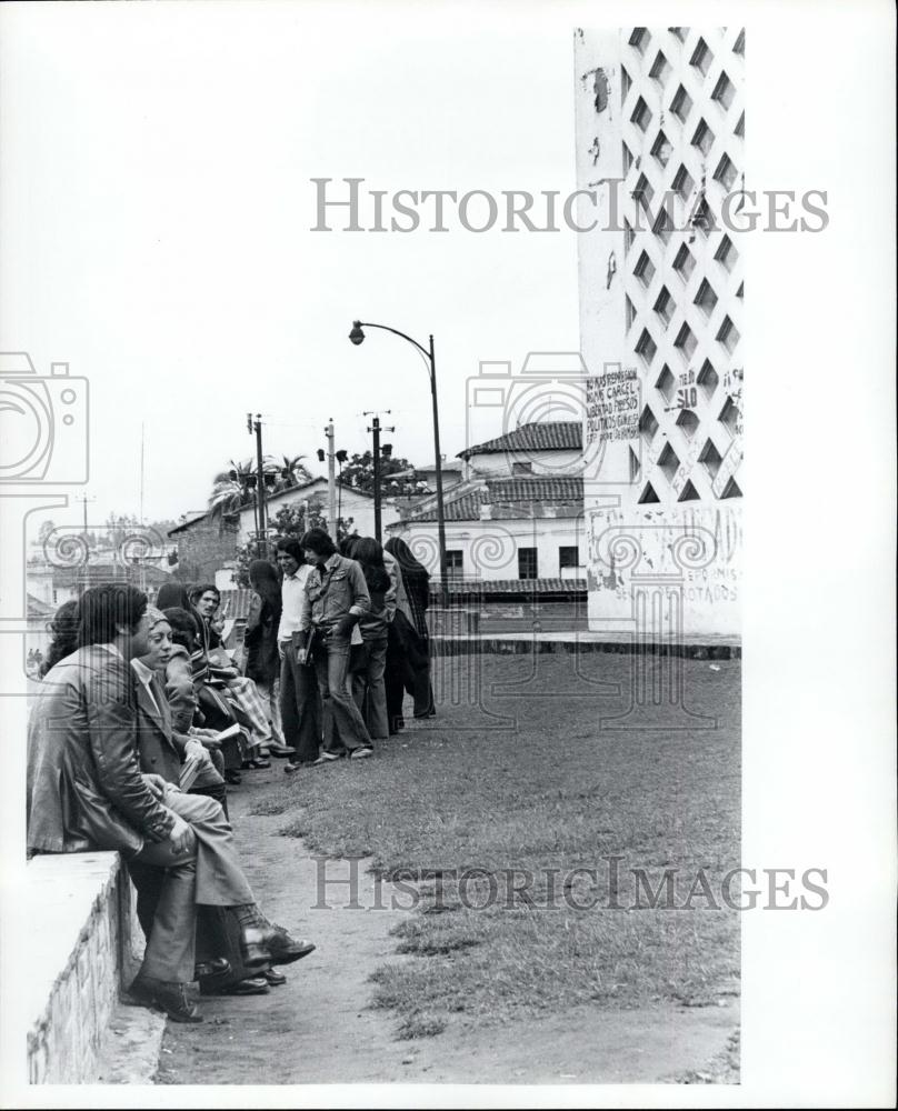 1974 Press Photo Students at Catholic University Medical School-Quito Ecuador - Historic Images