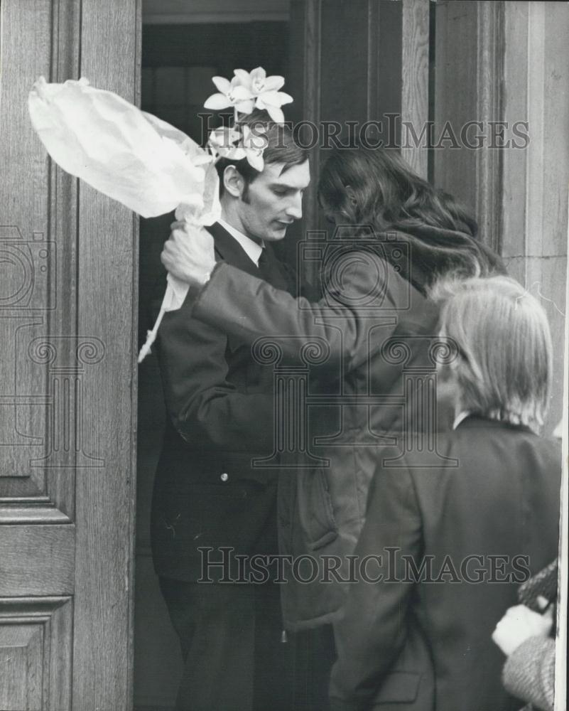 1973 Press Photo Officer Searching Citizen At Bow St Court After Bomb Threat-UK - Historic Images