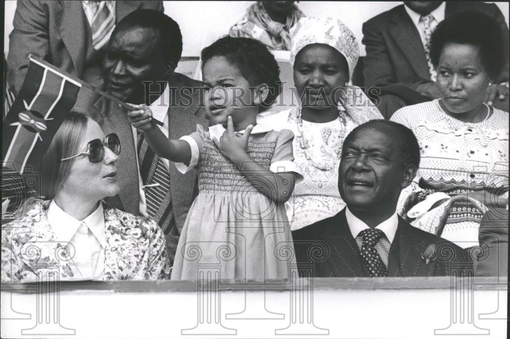 Press Photo Kenya&#39;s Attorney General Mr Charles Njonjo &amp; wife and daughter - Historic Images
