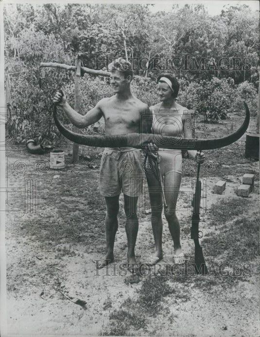 Press Photo Couple Holds 5'10"Set Of Buffalo Horns Largest in Area - Historic Images