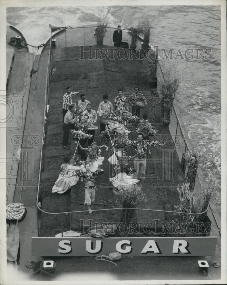 1953 Press Photo The Royal Coronation Pageant on the Thames - Historic Images