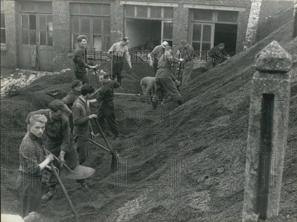 Press Photo 3 School Children Killed Eight Injured Wall Collapses At Tourcoing - Historic Images