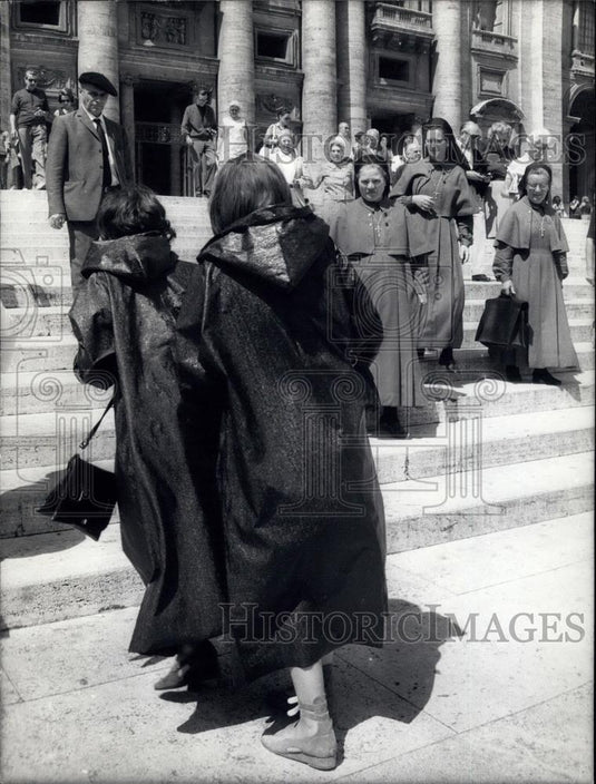1972 Press Photo Vatican allowed immodestly dressed persons to enter St. Peter's - Historic Images