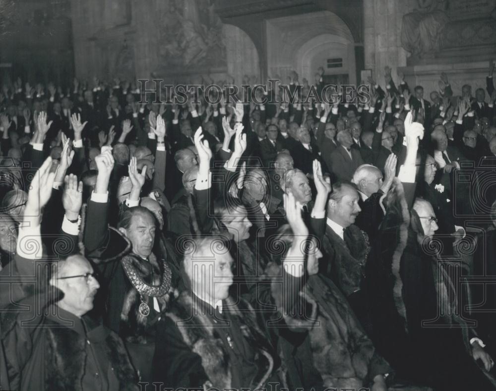 Press Photo Livery Men Raise Hands During Vote City Of London - Historic Images