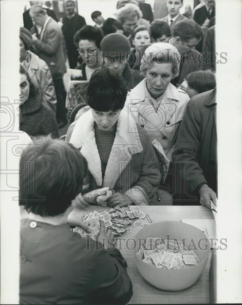 1967 Press Photo Cigarette Coupon Collectors Line Free Gifts-Kensitas gift Centr - Historic Images