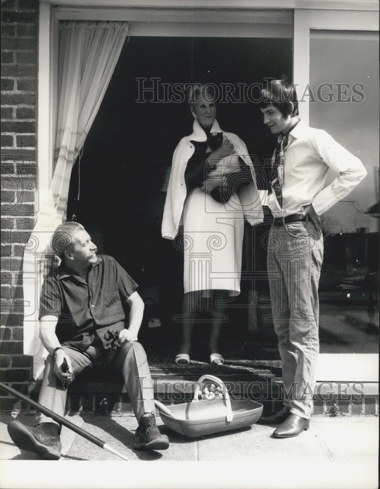 1967 Press Photo Colonel Leslie Lohan Relaxes With Katharine, Gerard & Tailu - Historic Images