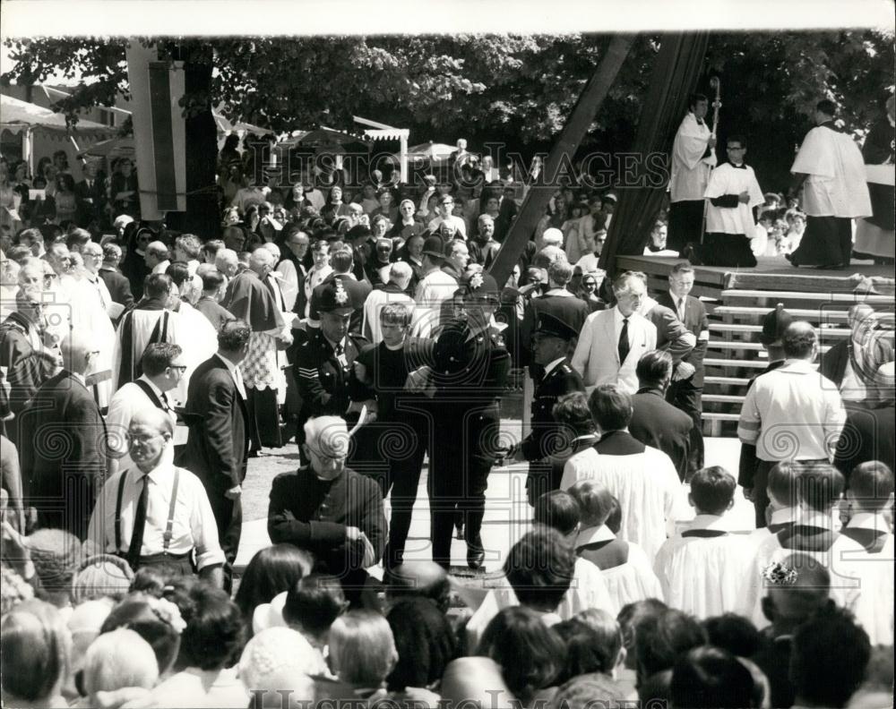 1970 Press Photo Roman Catholic Mass At Canterbury Cathedral 1st in 400 Years - Historic Images