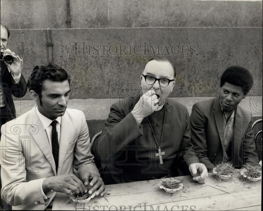 1971 Press Photo Church Leaders Eat Grass During Christian Aid Demonstration - Historic Images