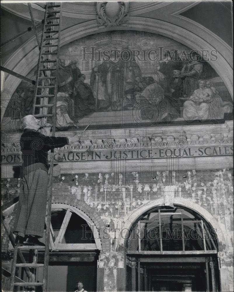 Press Photo Famous Famous Artist Prof Osrald Hoira With Mural In Criminal Court - Historic Images