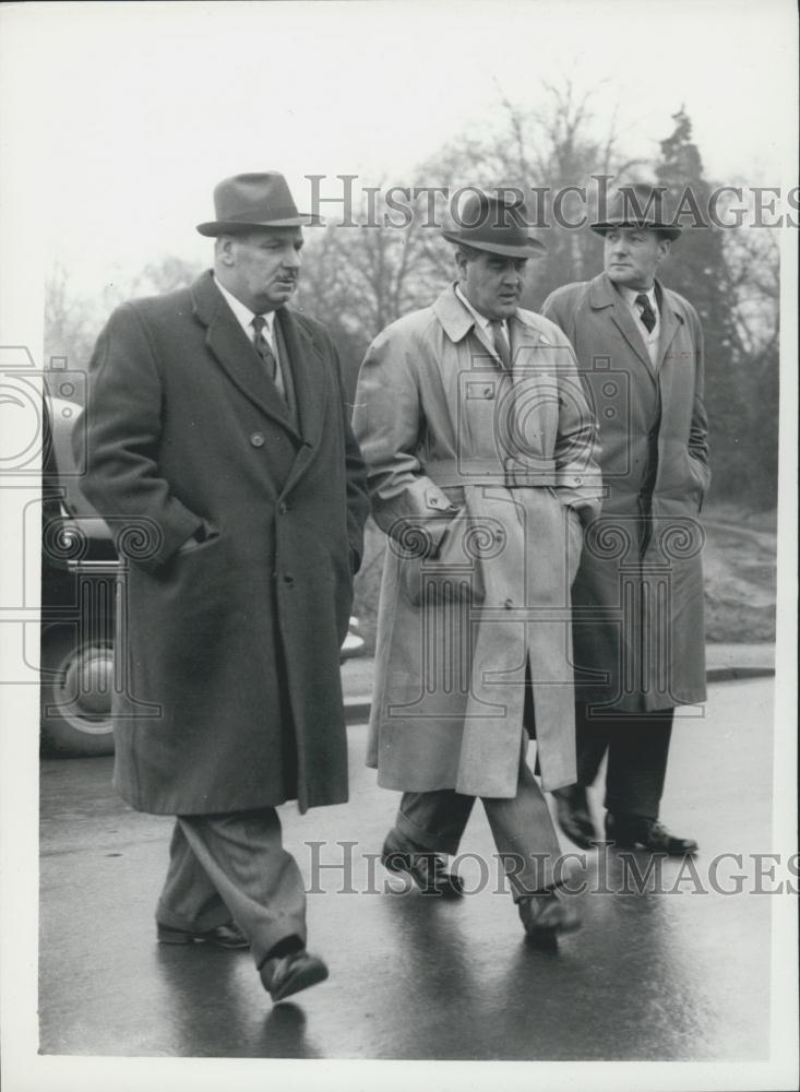 1960 Press Photo Three G.I.D. Officers at a crime scene - Historic Images