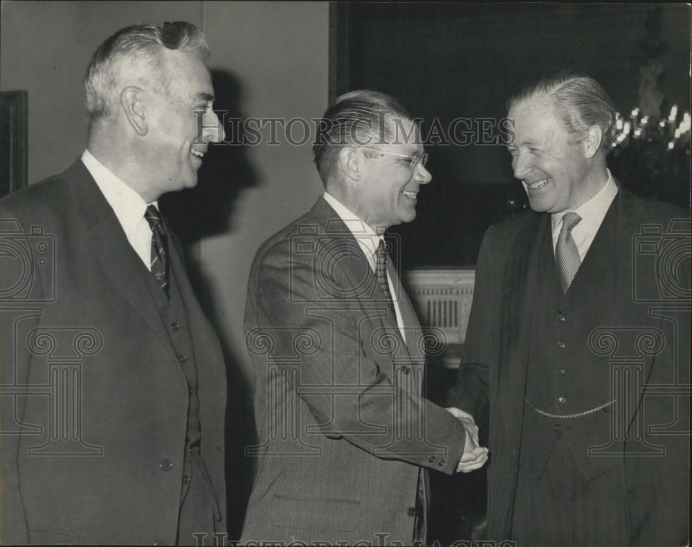 1963 Press Photo US Defense Secretary Robert McNamara in London - Historic Images