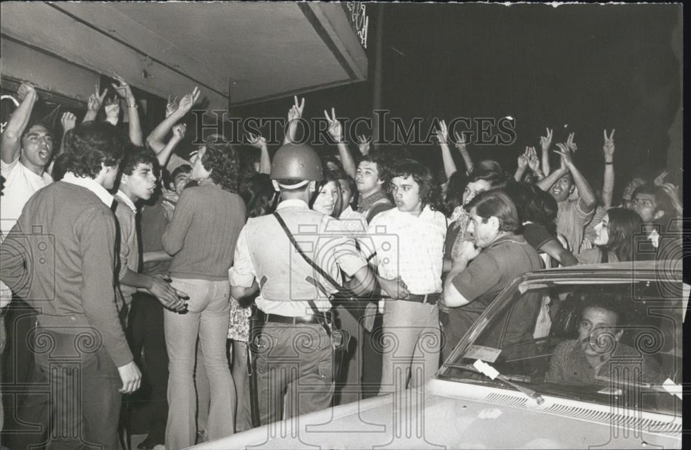 1973 Press Photo Voters Wait In Front Of The Tribunales Building In Argentina - Historic Images