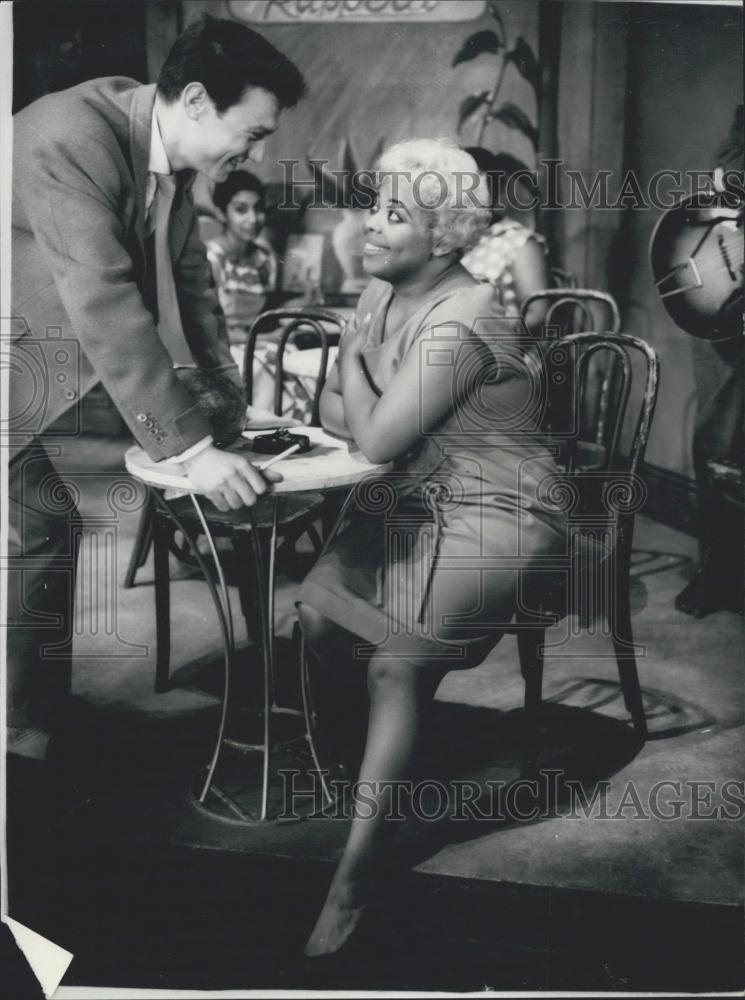 1958 Press Photo Laureice Harvem Bertice Reading Actors Simply Heaven Adelphi - Historic Images