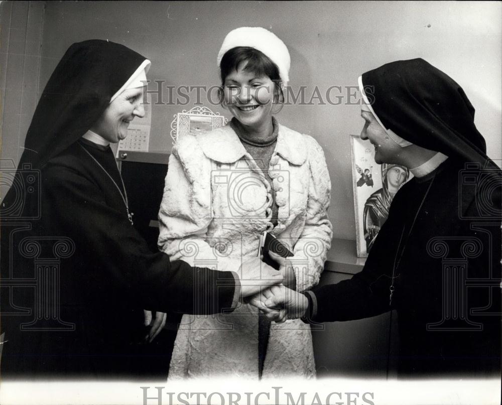 1972 Press Photo Christine Francis &quot;Girl in a million&quot; here to join a convent - Historic Images