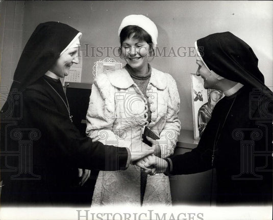 1972 Press Photo Christine Francis "Girl in a million" here to join a convent - Historic Images