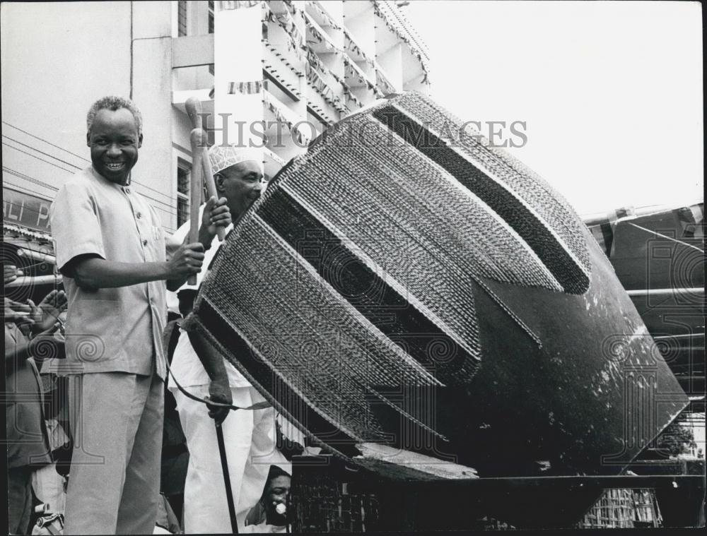 1971 Press Photo Nyerere beats a ceremonial drum in Tanzania - Historic Images