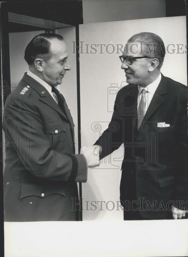 1963 Press Photo General Lemnitzer New Chief Commander NATO Europe Von Hassel - Historic Images