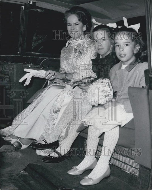 Press Photo Mrs. Oona Chaplin arriving for the premiere with daughters, - Historic Images