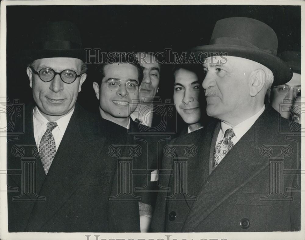 1954 Press Photo Abdul Rahman Hakki being greeted on his arrival at Victoria - Historic Images