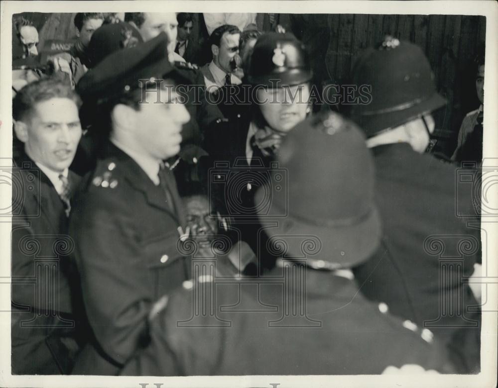 1957 Press Photo Police Carrying Alan Chambers Arrested Holborn Workshop - Historic Images