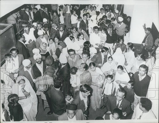 1968 Press Photo Nairobi Airport ,Asian Immigrants wait for plane to Britain - Historic Images