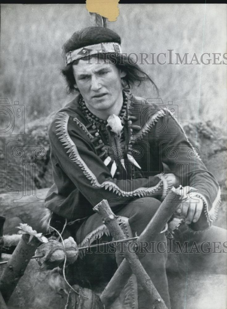 Press Photo A Man Dressed As A Native American - Historic Images