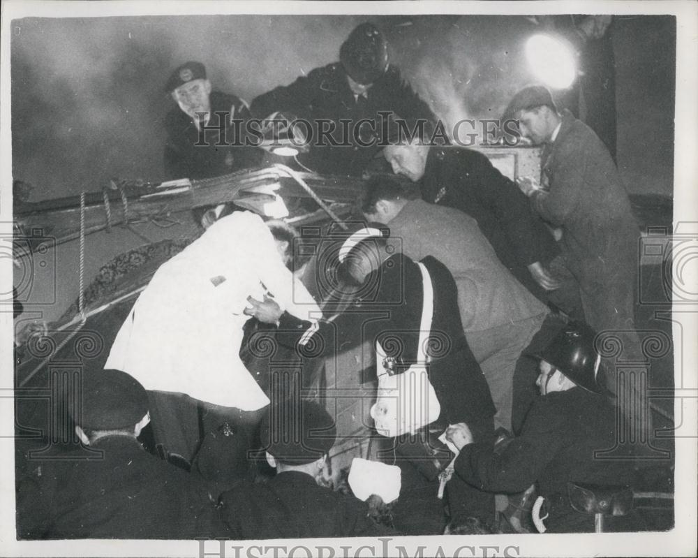 1958 Press Photo 10 Killed And 87 Injured As Two Trains Collide In Thick Fog - Historic Images