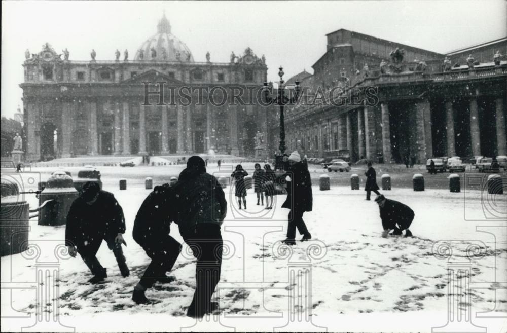 Press Photo Young Students Playing In Snow Rome Square - Historic Images