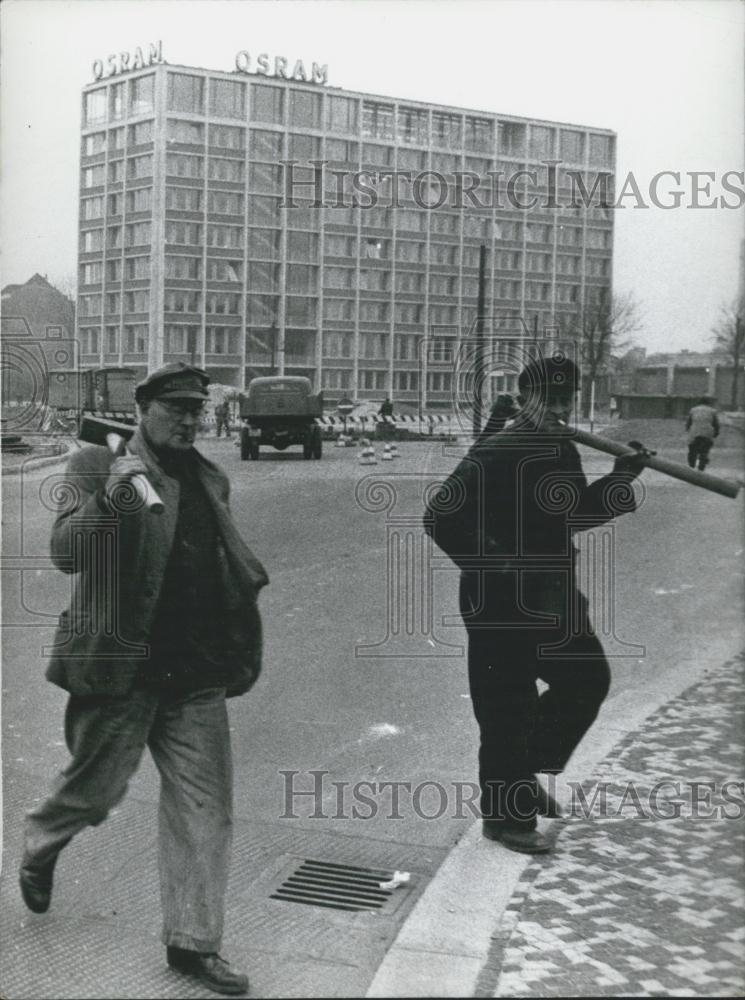 Press Photo Construction Workers Carrying Tools Berlin Building Moderns - Historic Images