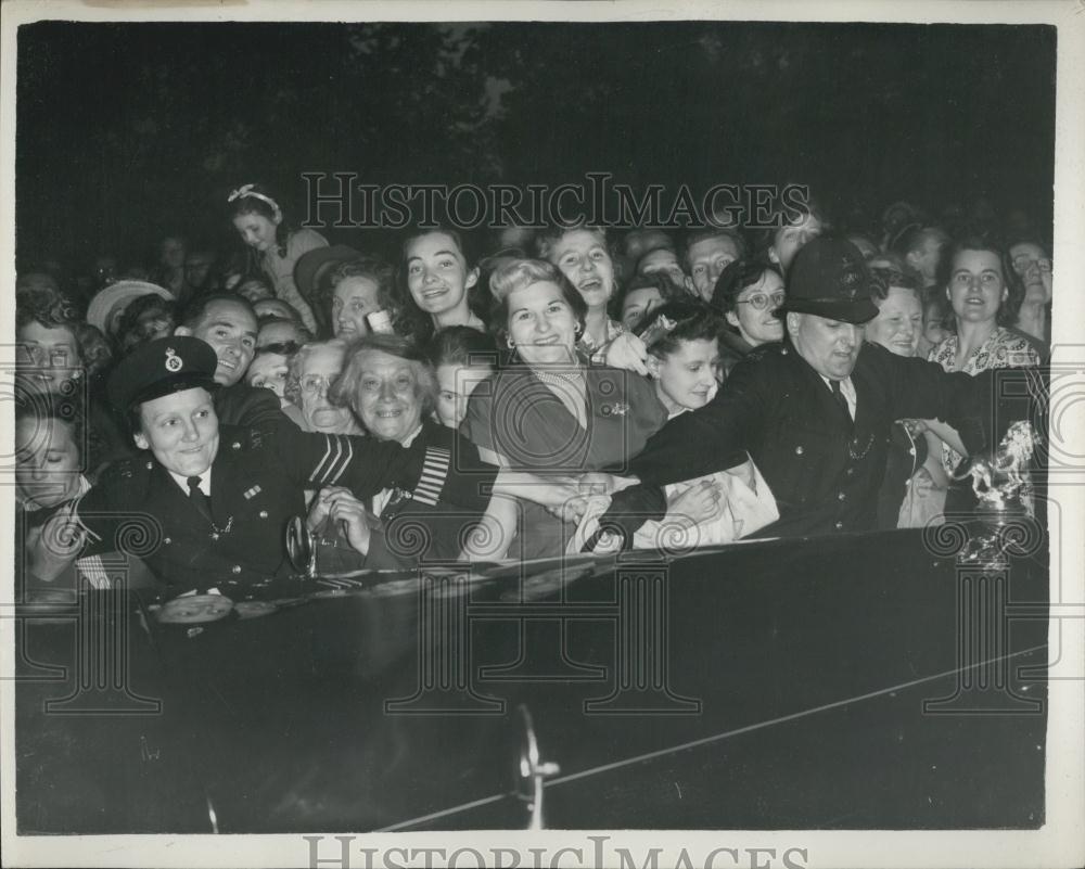 1953 Press Photo The Happy Policewoman - Historic Images