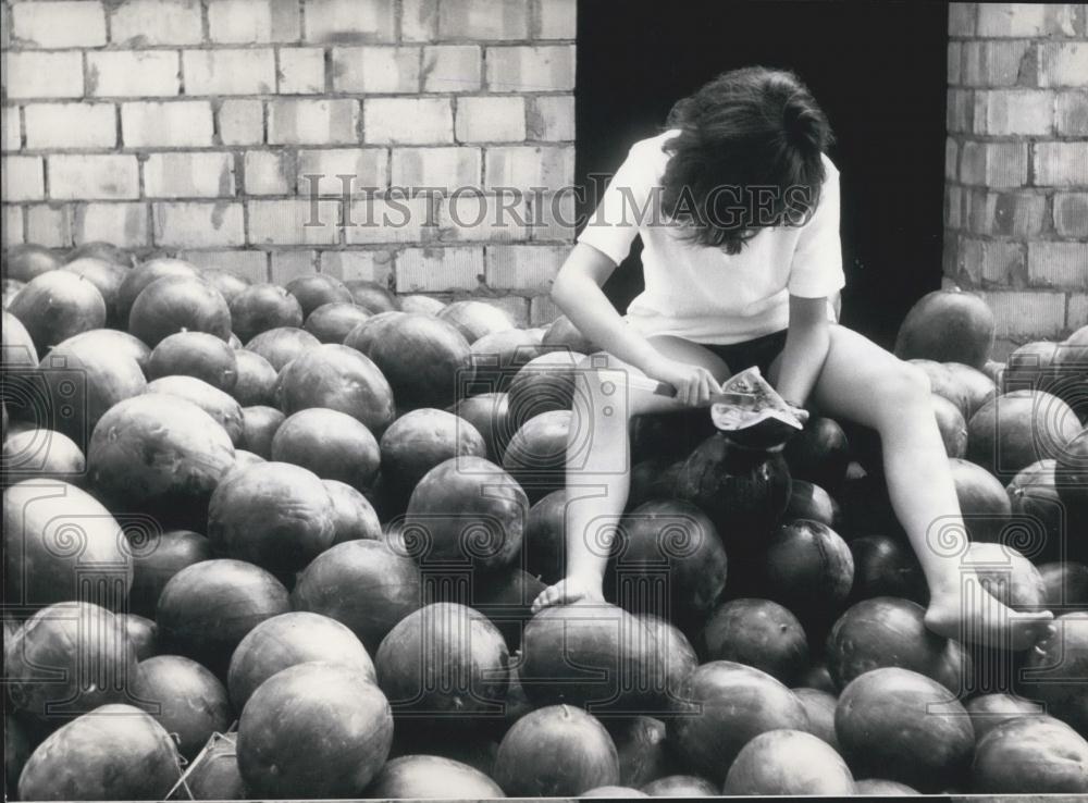 1973 Press Photo This little girl knows all about melons - Historic Images