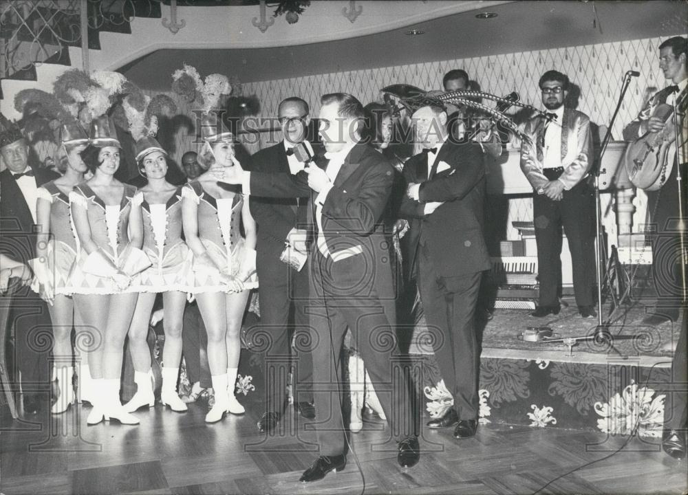 1966 Press Photo Singing Munich Carnivals Prince Karl IV - Historic Images
