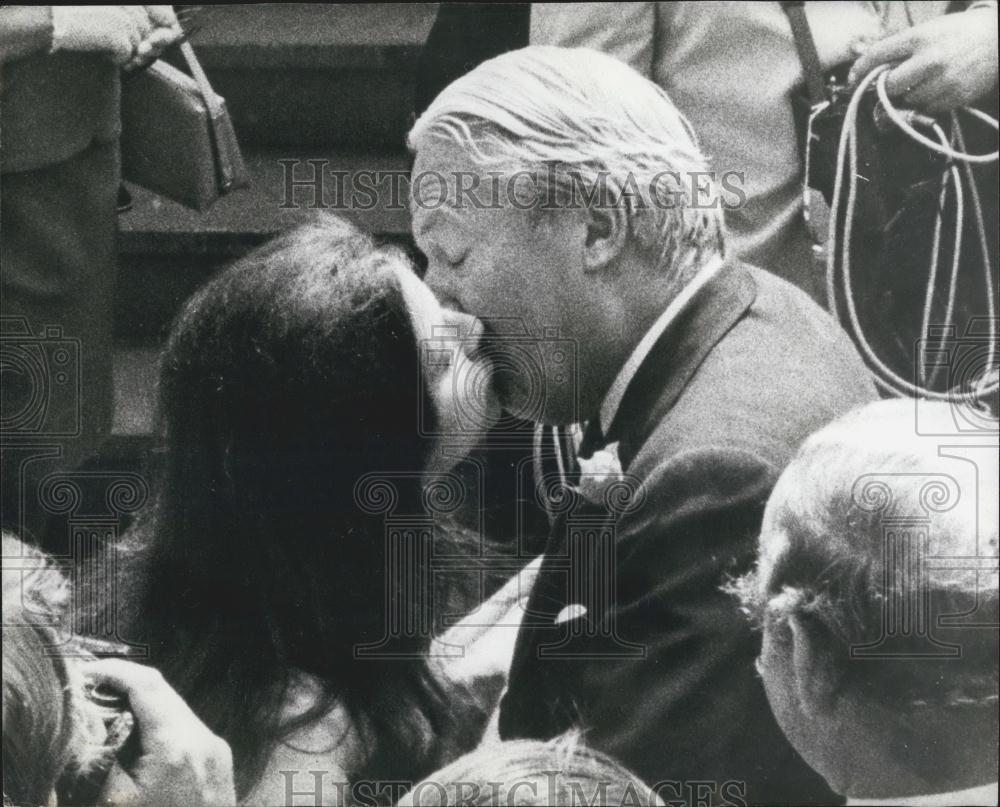 1970 Press Photo Elizabeth Kuznicka Student Nurse Kisses Edward Heath Tory - Historic Images