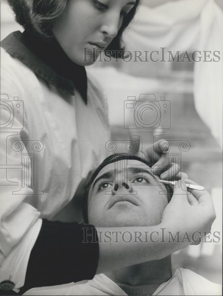 Press Photo Beauty Salon For Men In Rome-Man Getting Eyebrows Waxed - Historic Images