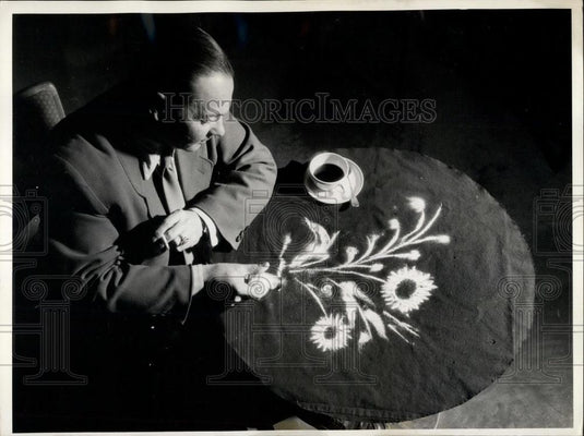 Press Photo Pastello naturally has not always his coloured sands with him - Historic Images
